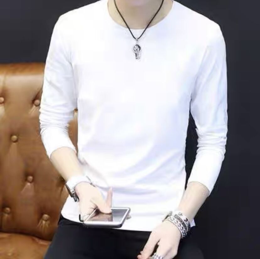 순백의 긴소매 라운드넥