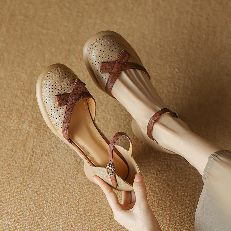 Sandal nữ bít mũi đục lỗ da cừu, quai ngang thắt nơ, gót vuông đế dày — Màu trắng be