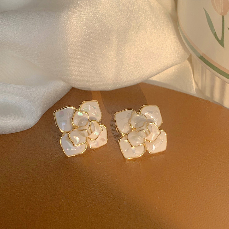 Pendientes de perlas de aceite con goteo de aguja de plata Pendientes de todo fósforo de moda, lujo ligero, joyería retro de alta gama al por mayor, fabricante de Yiwu