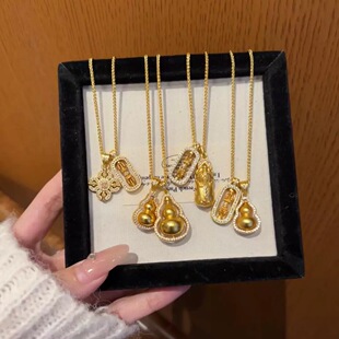 Wei Xue with Chopin necklace brave pestle diamond pendant gourd pendant stacked clavicle chain to send his girlfriend