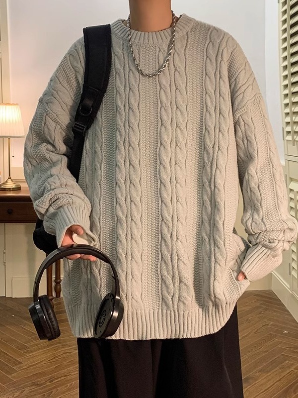 麻花のセーターの男性の丸首はゆったりしています。
