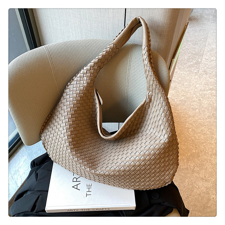 Women's Medium Pu Leather Solid Color Vintage Style Classic Style Weave Zipper Straw Bag display picture 23