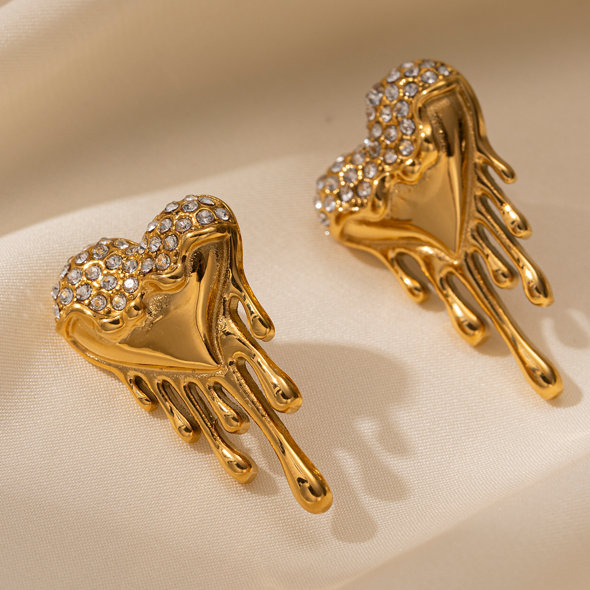 Taina europa y americana de acero inoxidable de acero titanio no se desvanece, moda transfronteriza de venta caliente de joyas de orejas de amor de orejas para mujeres