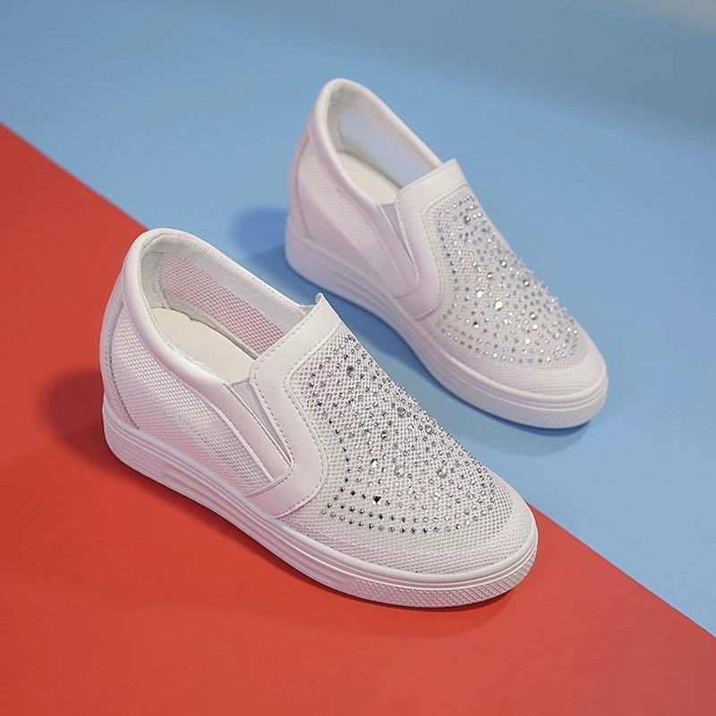 Белые туфли для женщин, увеличивающие внутреннюю высоту, лето 2025, новые дышащие сетчатые туфли с вырезом на танкетке, спортивная и повседневная обувь на толстой подошве