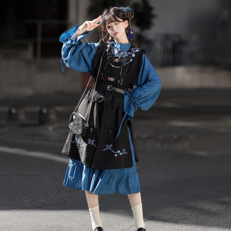 Original Hanfu women's Lolita-style dress, a blend of Chinese and Western elements, featuring a modernized Ming Dynasty-inspired bodice and a traditional Chinese-style dress Original Hanfu women's Lolita-style dress, a blend of Chinese and Western elements, featuring a modernized Ming Dynasty-inspired bodice and a traditional Chinese-style dress