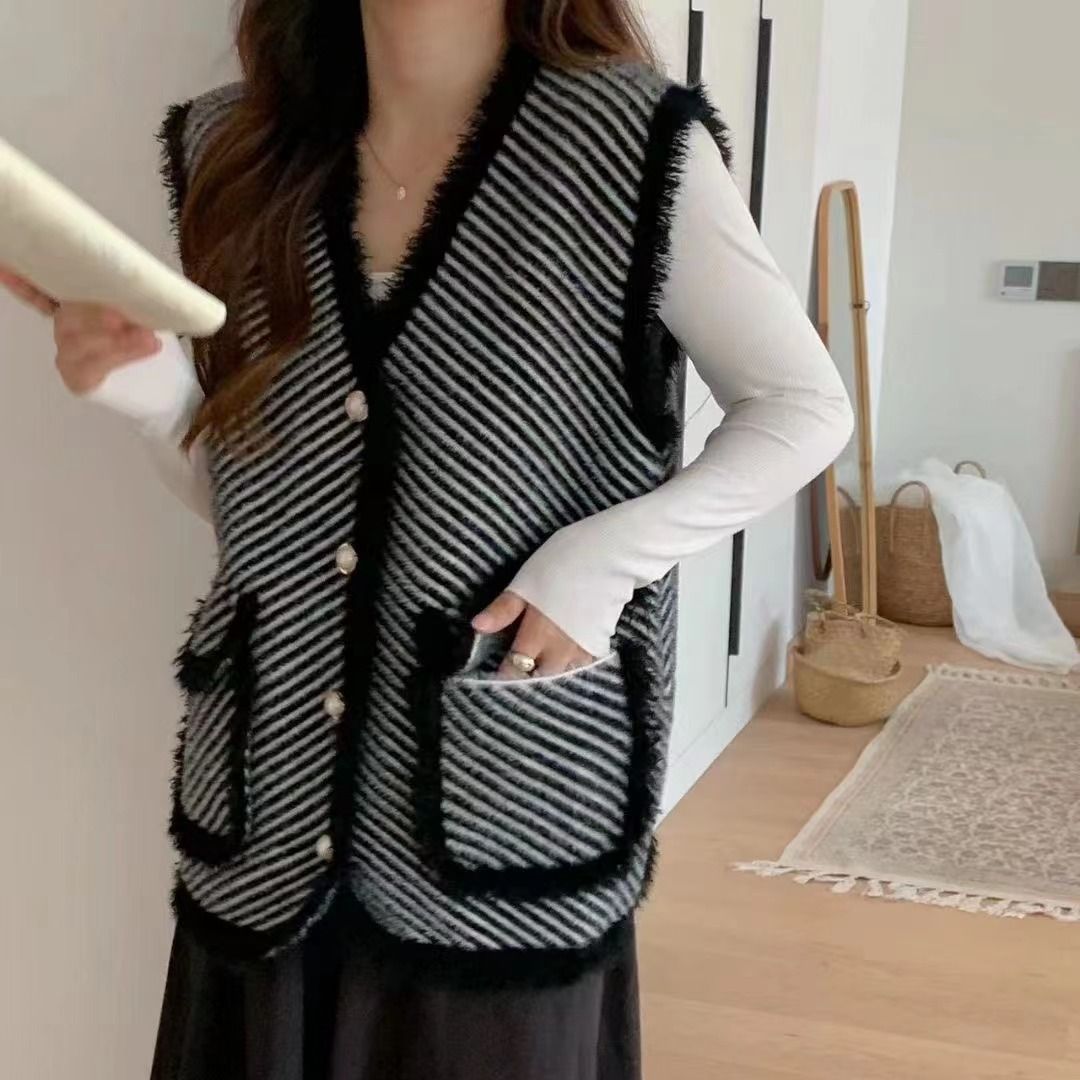 Chaleco de punto chaleco estilo Chanel para mujer 2023 otoño e invierno nuevo suéter de chaleco sin mangas de terciopelo de visón de imitación a rayas en blanco y negro image 6