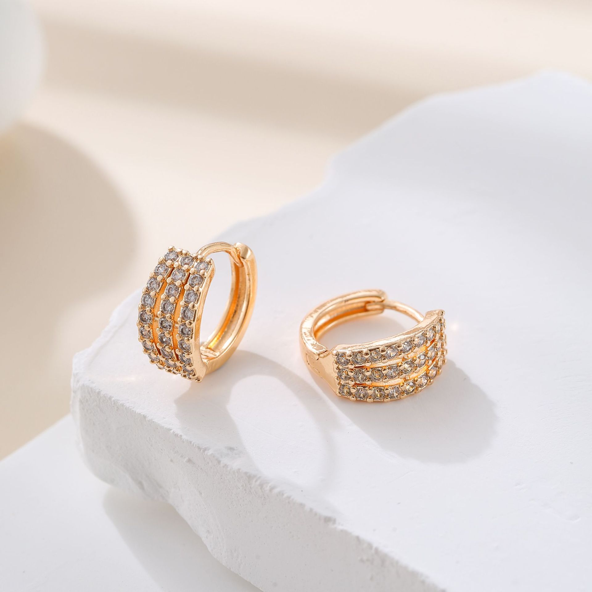 Europa y los Estados Unidos transfronterizos micro aretes de zirconio ligero nicho de lujo diseño único de bucles de orejas simple aretes de alta sensación