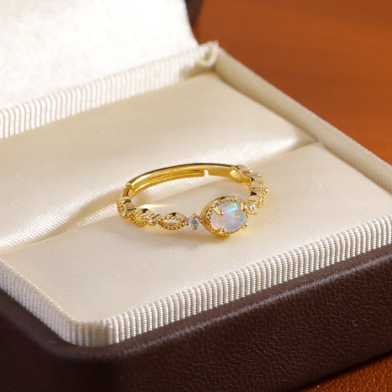 Fashionable sophisticated retro adjustable ring with stone