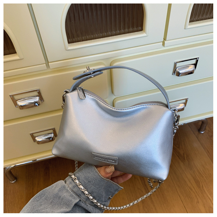 A stylish and elegant hand-held small square bag for women in the summer of 2025, featuring an Instagram-chic and high-end single-shoulder crossbody women's bag undefined