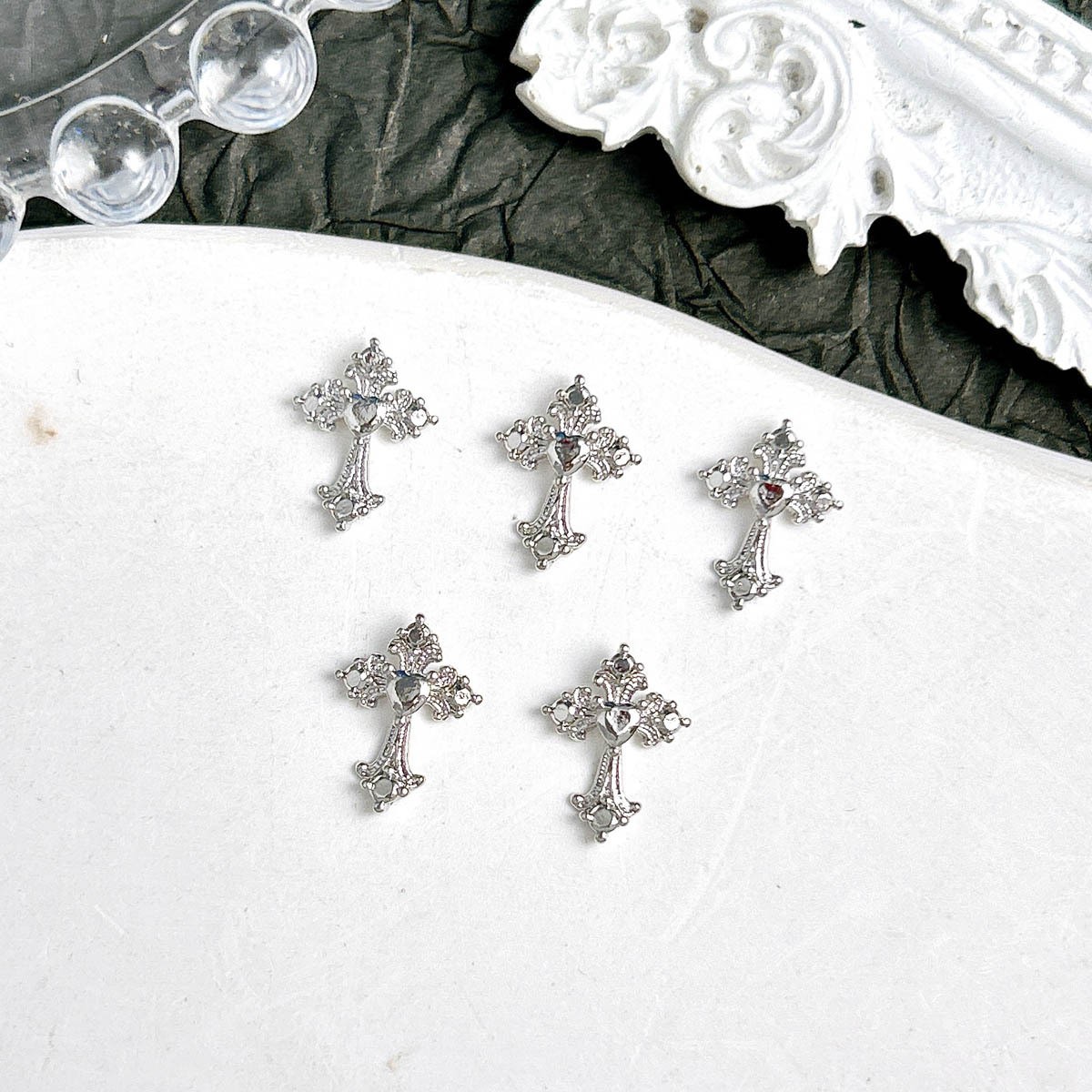 Ventas transfronterizas de joyas de manicuría cruces oro y plata super brillante diamante completo retro punk cruces joyas accesorios diy