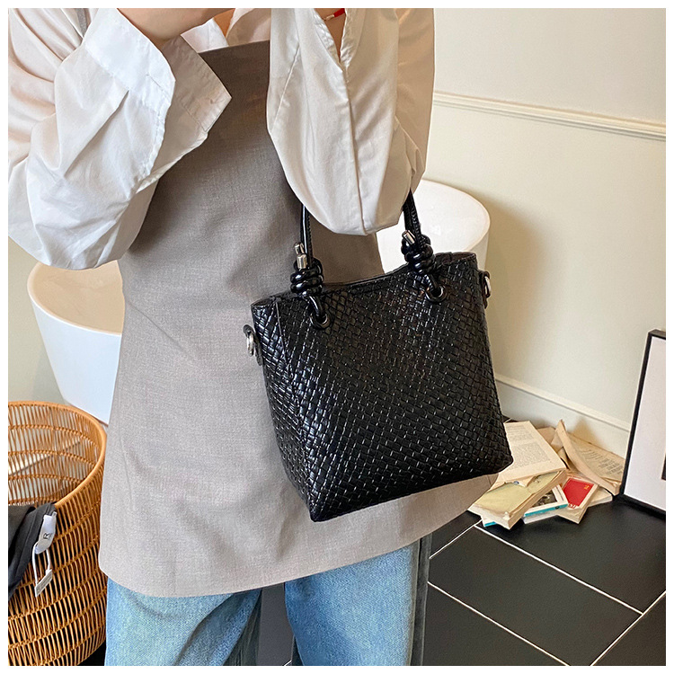 A niche and simple hand-held bucket bag for the summer of 2025, featuring a fashionable and stylish Korean style with a woven pattern, is a single-shoulder crossbody bag undefined