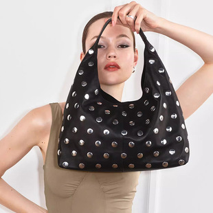 2025 early spring new fashion versatile shoulder underarm bag black motorcycle style rivet hobo bag vintage oil leather bag