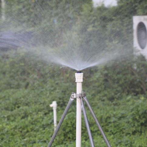 Cuerpo de clavos de cobre 4 puntos de plástico de escritorio centrífugo pulverizador 360 grados jardín césped riego techo enfriamiento pulverizador de polvo