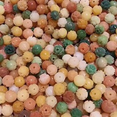 天然菩提根カラー蓮の花の彫刻は単珠文を散らして仏珠の部品の手串のネックレスのdiyを遊んで玉を飾ります。