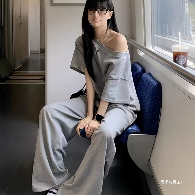 Непринужденный повседневный спортивный костюм для женщин летом, свободный и уменьшающий возраст модный модный комплект из двух предметов с косыми плечами и короткими рукавами для горячих девушек.