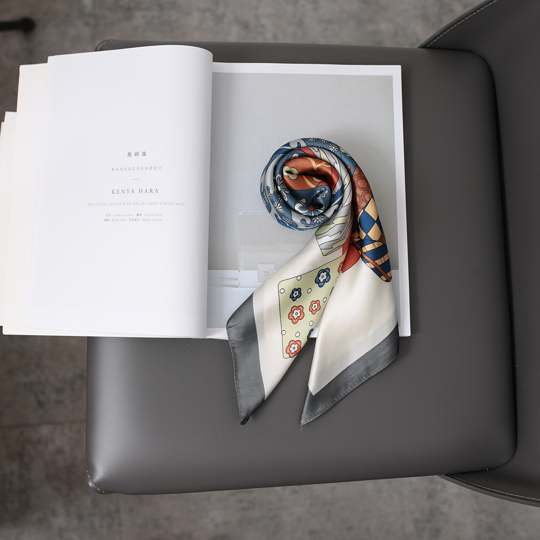 Foulard quadrato in seta da donna elegante e accessorio versatile_voghion.com