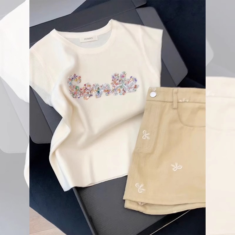 フレンチホワイトホットダイヤモンドスモールフライングスリーブニットアイスシルクショートトップ女性の夏のユニークで美しい半袖Tシャツ|undefined