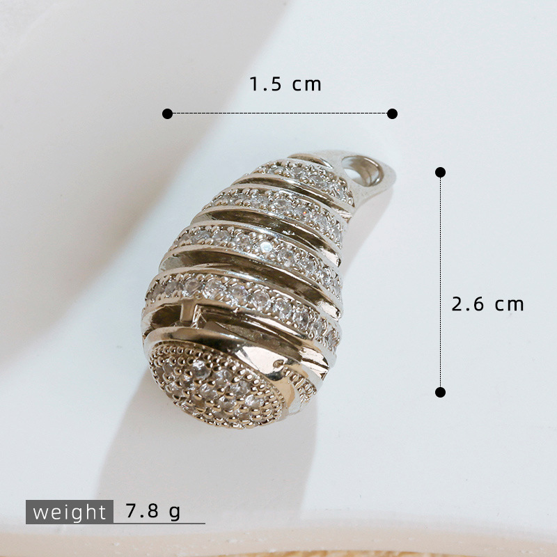 Europa y los Estados Unidos espiral gota de cobre micro incrustación 18K oro chapado retro simple moda transfronteriza colgante de collar de venta caliente de mujer