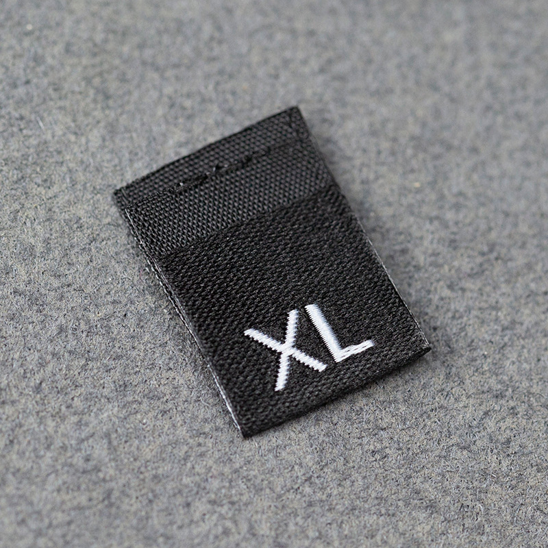 En stock Etiqueta de tamaño de alta densidad en blanco y negro Etiqueta de tamaño universal Etiqueta de código de letra inglesa Pantalones Etiqueta de código de cuello de camiseta