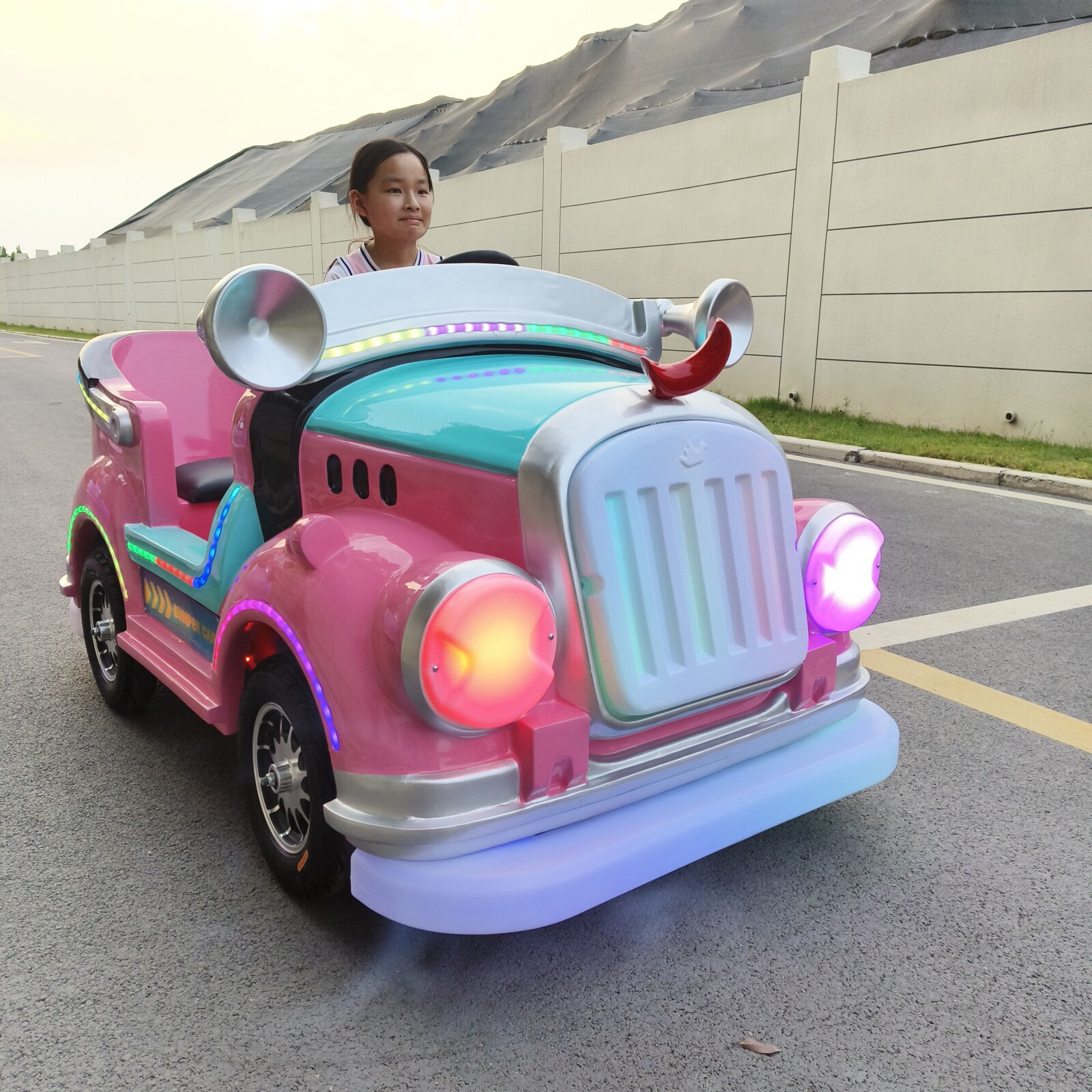 Indoor de alta gama coche de juguete eléctrico para niños cuadrado iluminante coche de atracciones de fibra de vidrio gran rueda coche de atracciones