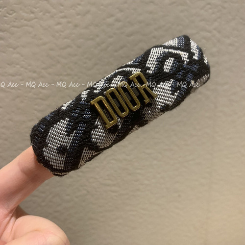 Small Red Calligraphy Style Retro G Sponge Hair Clip for Women, Bangs Clip, Retro Printed Hair Clip for Fashion and Elegance