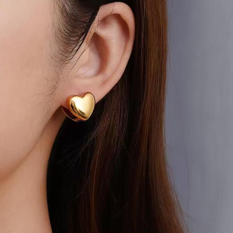 Venta caliente transfronteriza hebilla de oreja de corazón de melocotón súper parpadeante Pendientes simples y exquisitos en forma de corazón de amor francés Pendientes de lujo ligero de alta calidad al por mayor