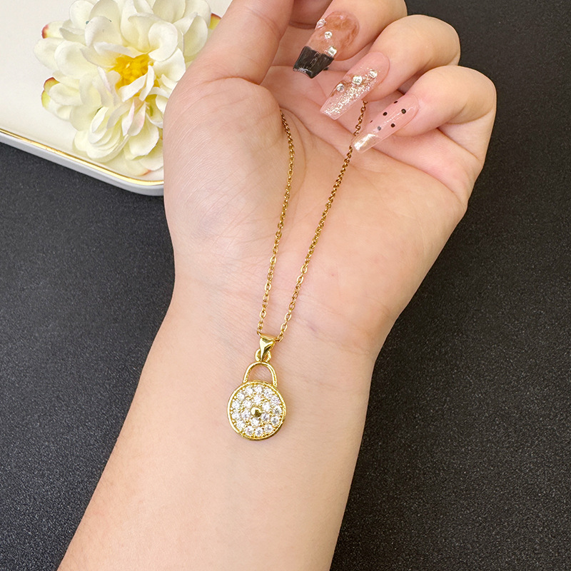 Collar de oro de arena de Vietnam para mujer con incrustaciones de circonio moda geométrica irregular cerradura redonda pendiente simple fábrica de joyería al por mayor