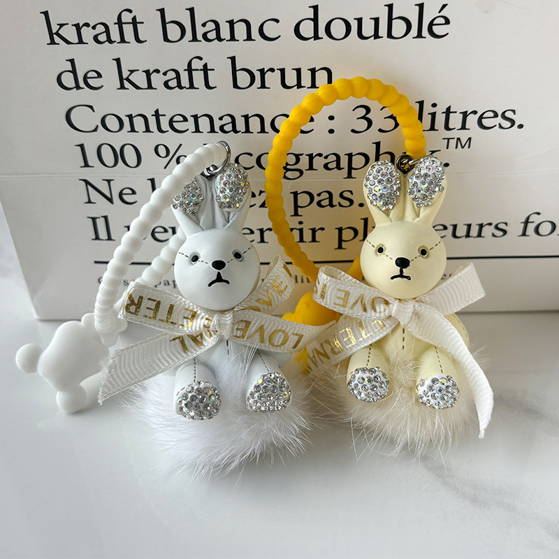 Colgante pequeño conejo llavero de automóvil arco colgante de pelo de visón delicada máquina de garra de dibujos animados pequeño colgante de regalo