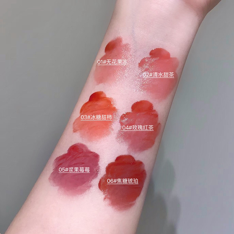 El esmalte de labios brillante y delicado de Ke Lauder no es fácil de tocar en la taza. El espejo de luz de agua muestra lápiz labial blanco. Cosméticos de maquillaje