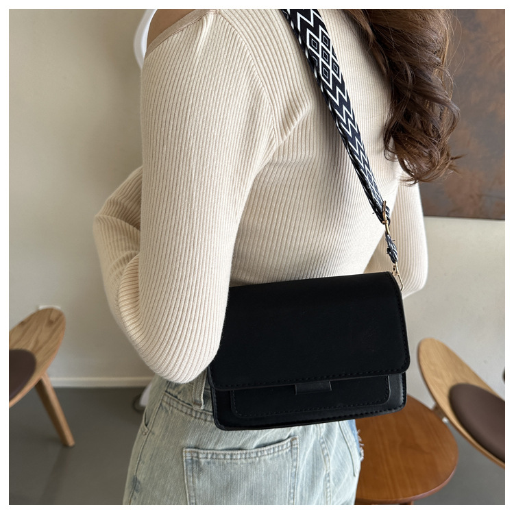 Women's Medium Special Solid Color Vintage Style Classic Style Magnetic Buckle Crossbody Bag display picture 2