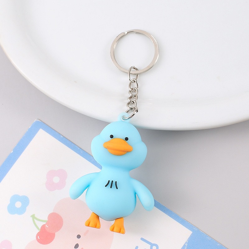 Creativo de dibujos animados pegamento suave pato amarillo colgante llavero adorable reabastecimiento de pato colgante bolsos accesorios llavero al por mayor