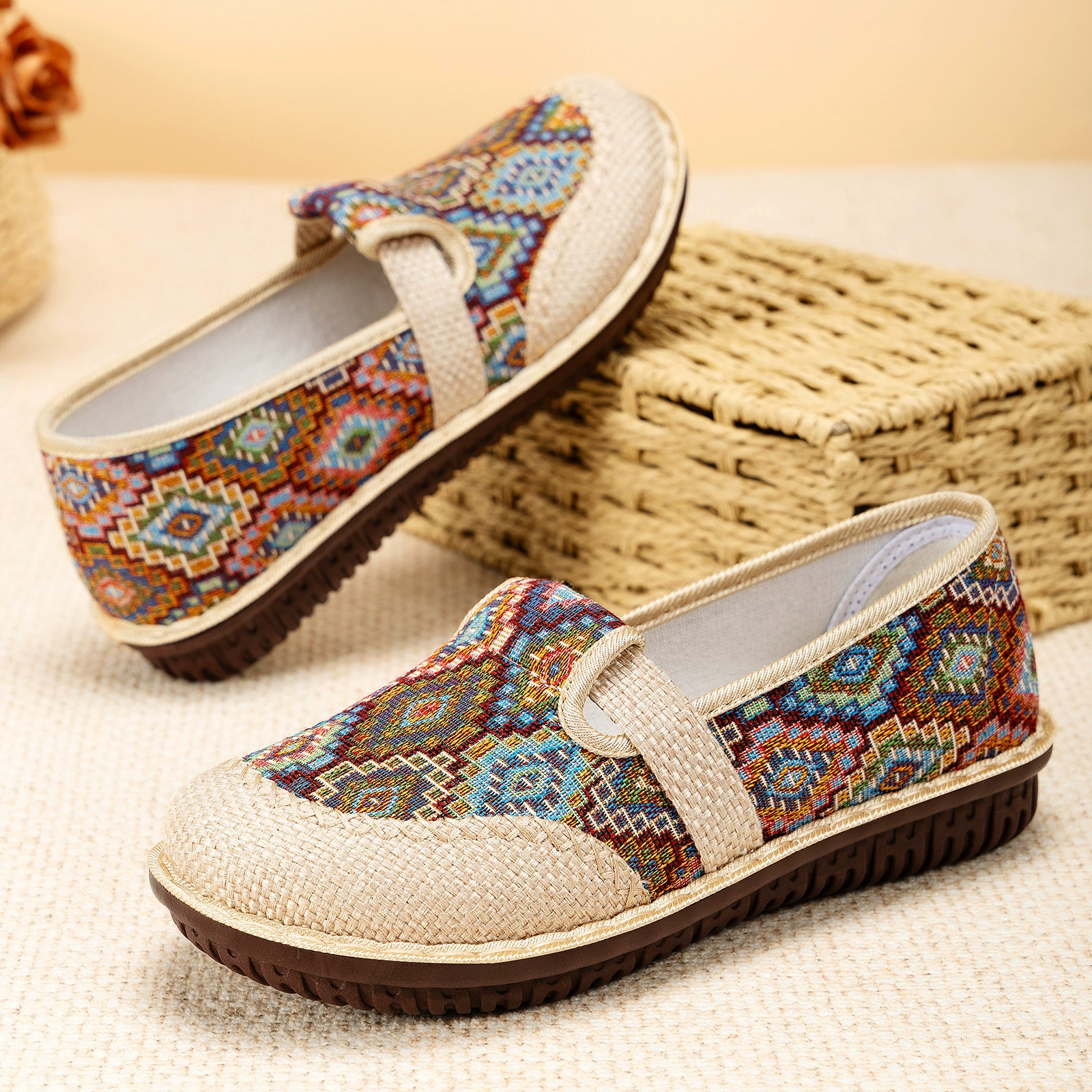 Старые пекинские тканевые туфли для женщин, летние новые дышащие туфли без шнуровки на мягкой подошве, удобная повседневная обувь в этническом стиле из льна