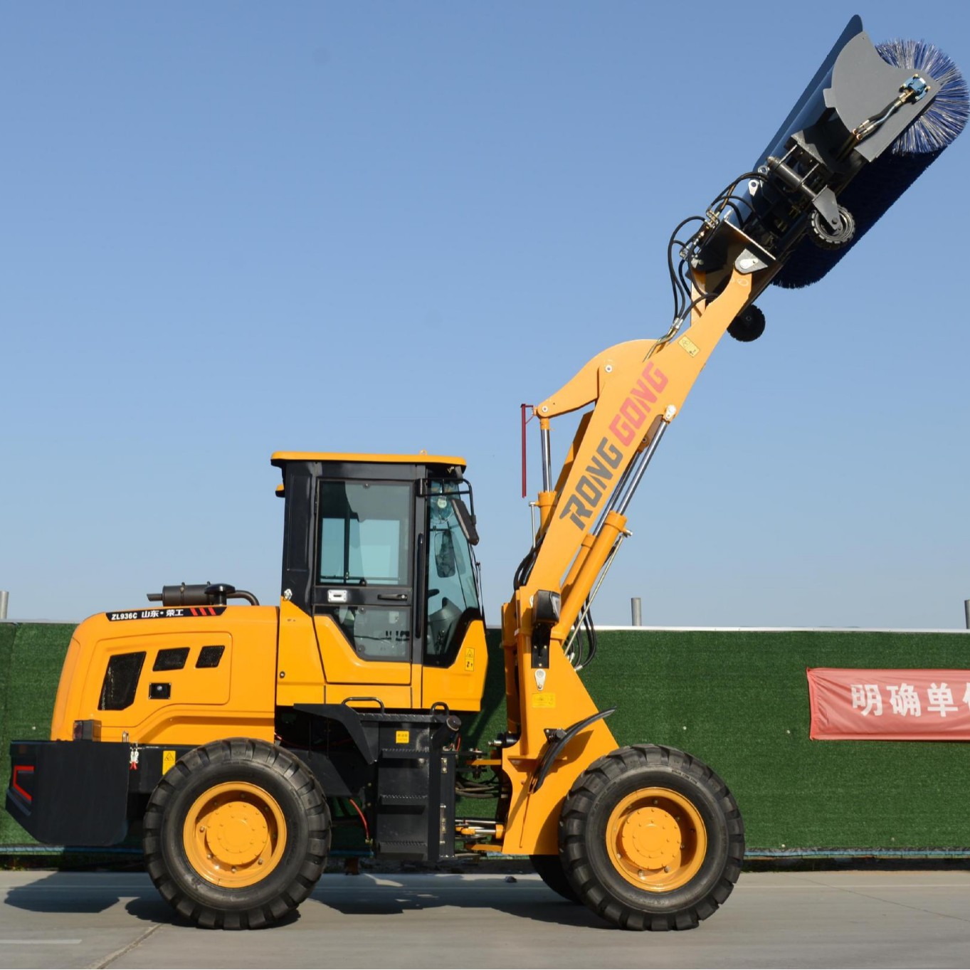 四驱车载机式扫雪机强力大滚刷  一次清雪不留痕迹  工作能力强