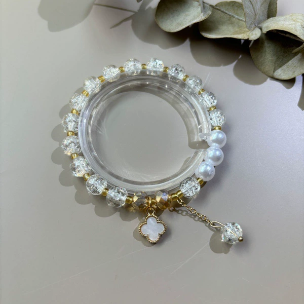 White bracelet pearl, four-leaf clover