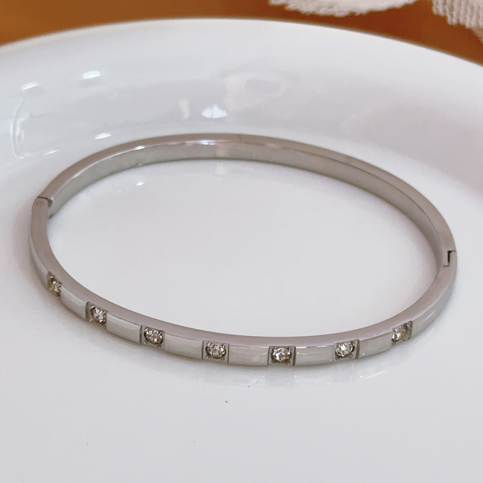 Diseño de nicho de lujo ligero Pulsera de diamantes de medio círculo de sentido avanzado Temperamento Pulsera de acero de titanio de moda simple y versátil Gypsophila