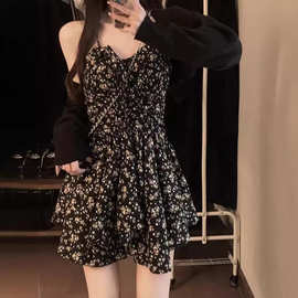 法式黑色碎花连衣裙女装春季小个子收腰短裙V领吊带裙两件套套裙