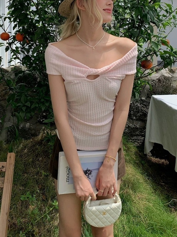 8uioio 芳心少女 露肩设计感扭结T恤女2025夏季新款短款修身上衣|undefined