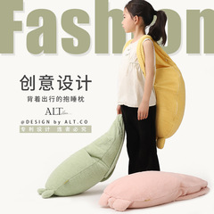 ウサギの長い抱き枕の女の子の横寝は足の専用の子供を挟んで寝ます。