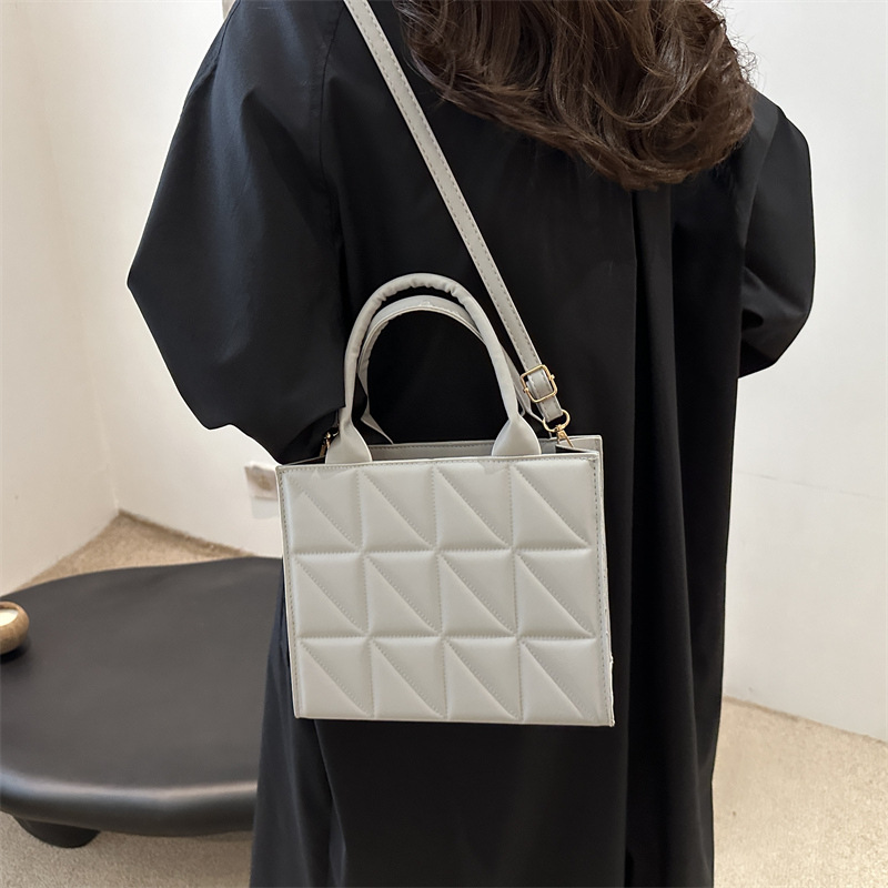 Nuevo hilo de bordar de alta gama, estilo occidental, pequeño bolso cuadrado portátil, moda coreana femenina, bolso de mensajero de un solo hombro