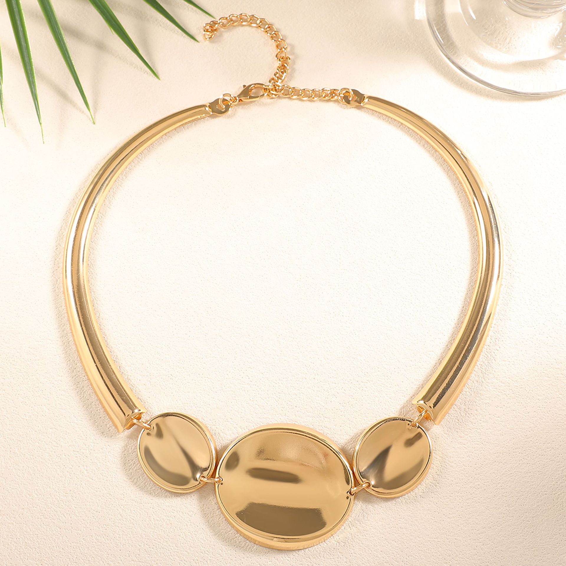 Europa y los Estados Unidos transfronterizos diseño geométrico simple exagerado collar colgante de flores collar de geometría de metal