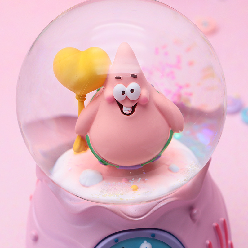 Animado encantador con la misma caja de música de bola de cristal de Bob Esponja resina creativa brillante nieve flotante caja de sonido boutique