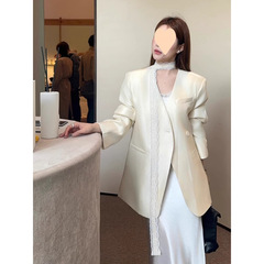 高級感の小さいスーツのコートの女性2025春と秋の新型の小さい名前の媛のデザイン感の半身のスカートの2つのセット