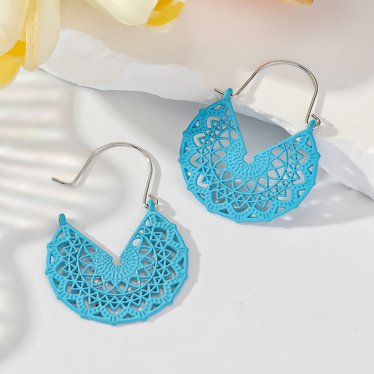 Pendientes de aleación huecos geométricos en forma de V de la moda bohemia de las mujeres de color retro pintura en aerosol todo partido joyería del oído al por mayor