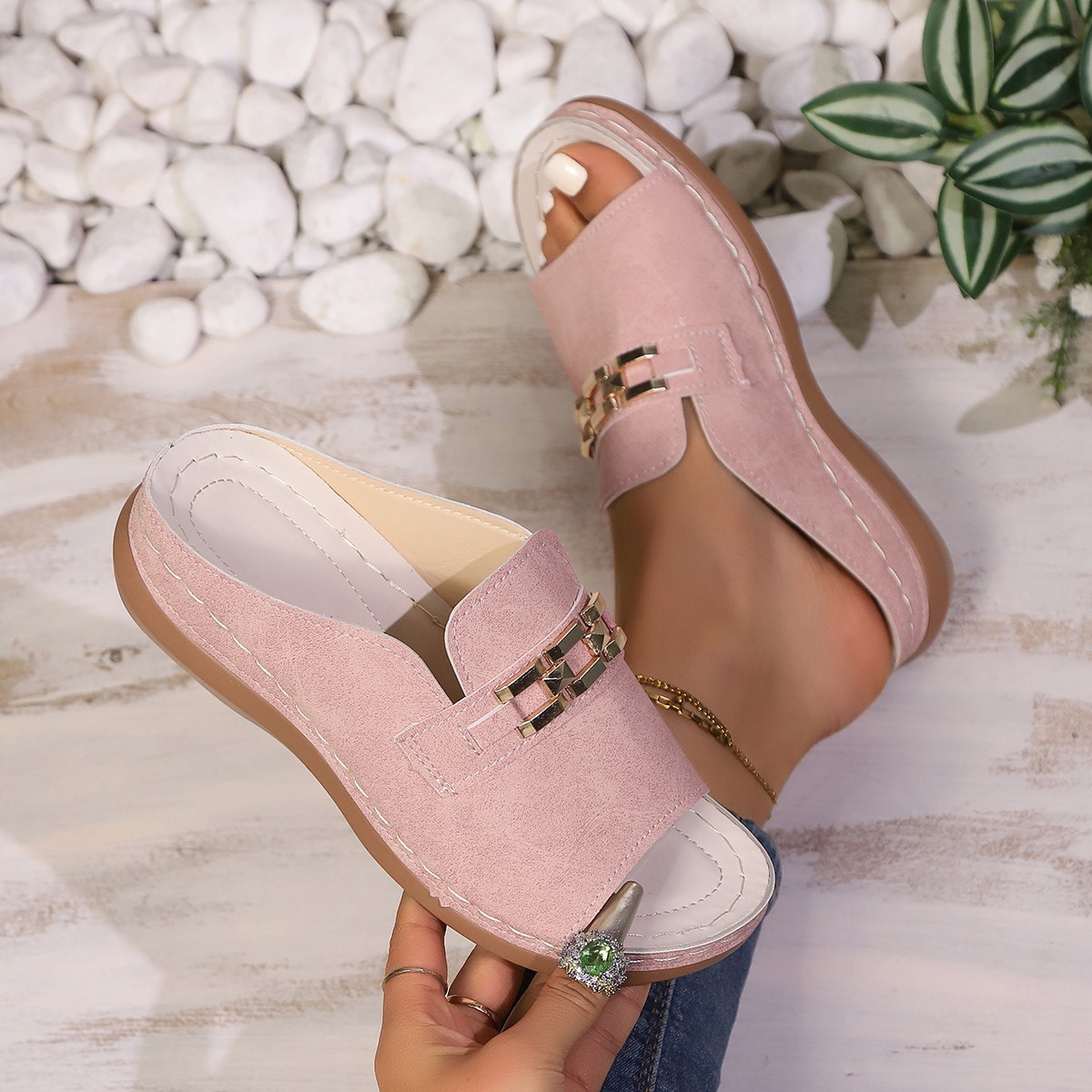 Comercio exterior de tamaño grande verano nuevo tacones de pendiente zapatillas de fondo grueso decoración metálica romanas zapatillas de playa al por mayor