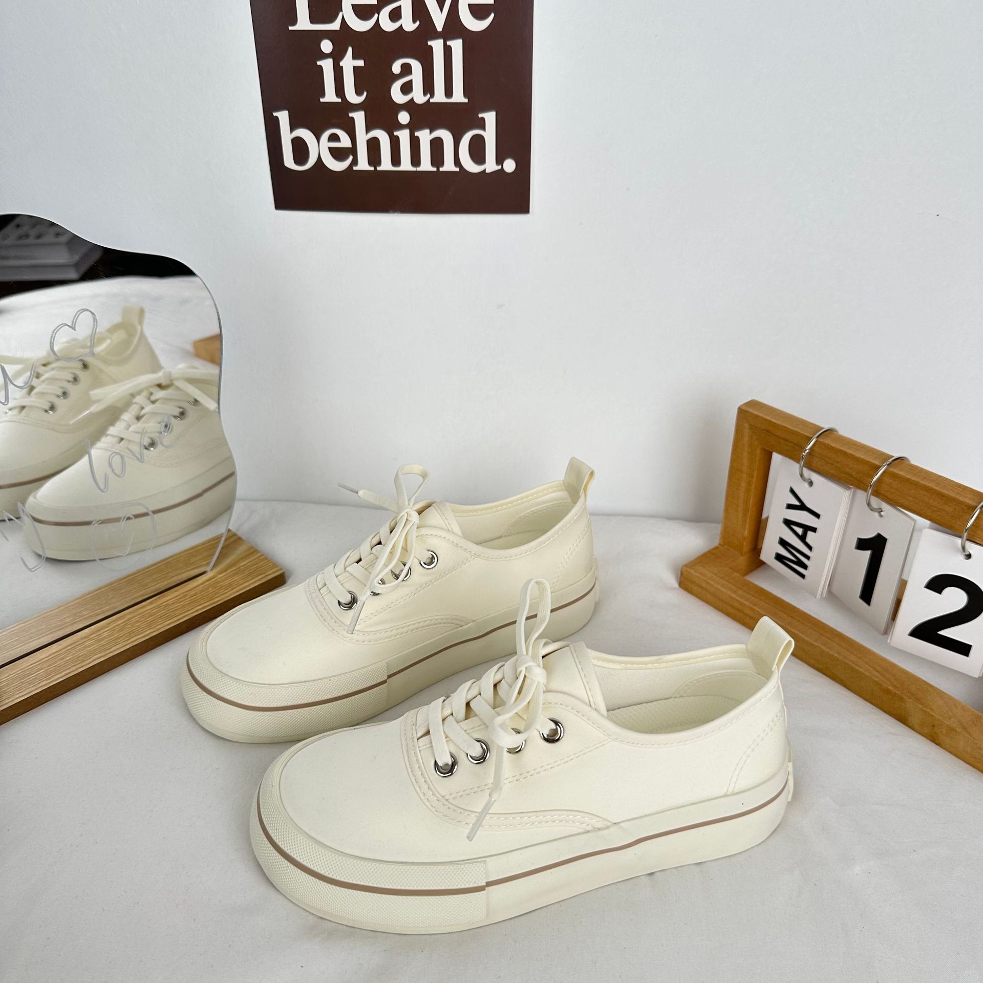 Yuanbo 2024 primavera y verano zapatos de lona transpirables para mujeres estilo de Hong Kong Harajuku color sólido zapatos blancos japoneses coreanos zapatos de mujer