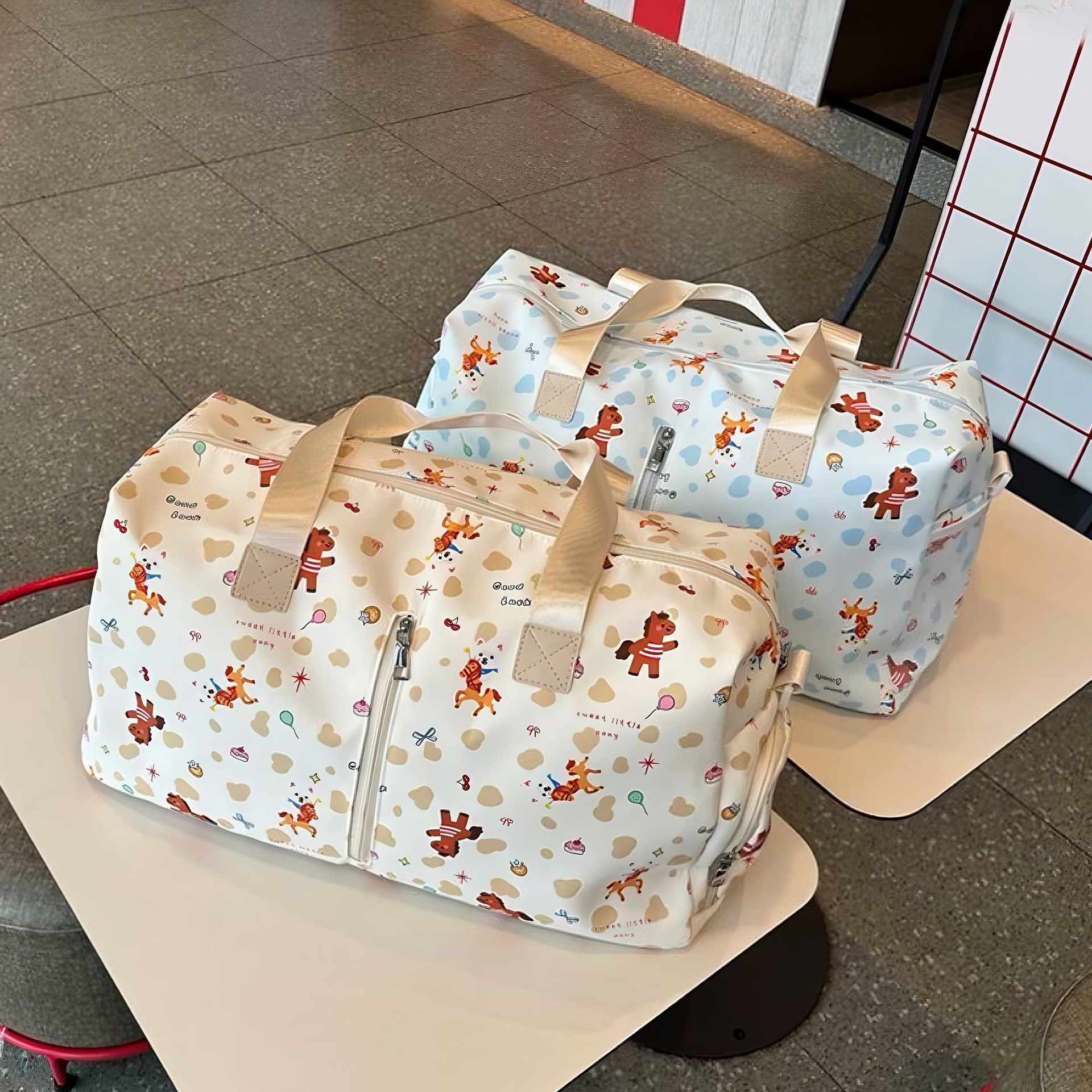 百搭卡通印花旅行包女大容量手提包短途出差健身斜挎便携收纳包