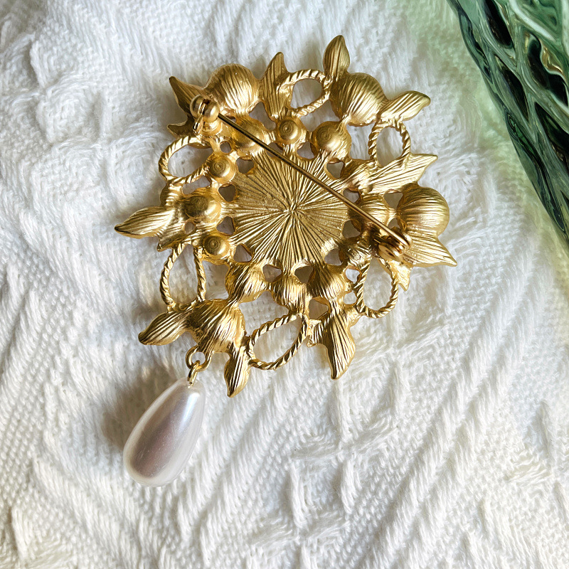 22g Weight Pearl Inlay Material Brooches Classification Holiday Occasion Alloy Material Leaf Pattern All Seasons Season Women's Gender Inlay Design Vintage Style, Simple Style Style Vintage Style Simple Style Pin Leaf Alloy Inlay Pearl Women's Brooches 8
