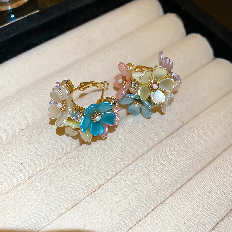 Aguja de plata Pendientes de racimo de flores de perla retro francesa Pendientes de mujer Lujo ligero Pendientes de temperamento elegante Sensación de nicho de alto nivel