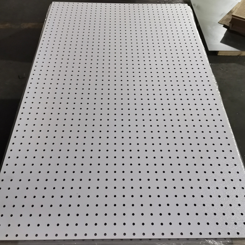 圆形白色木板冲孔打孔厂家木纹中纤板免漆 KTV防火阻燃打孔密度板