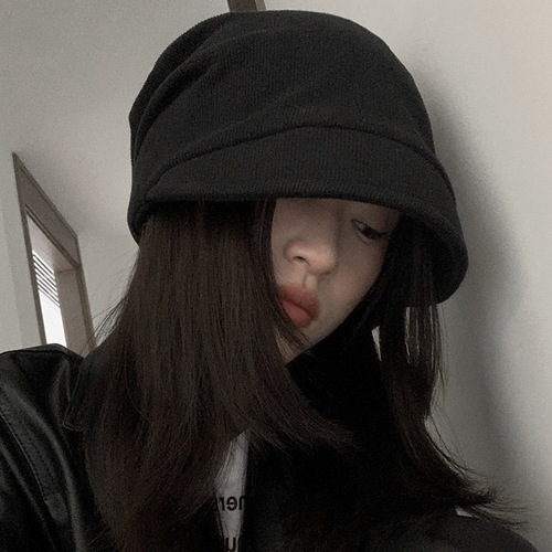 Cold-cap women's winter oversized beanie for autumn and winter—warm, knitted headwear with ear flaps, trendy Japanese-style design that makes faces appear smaller and a social media sensation.